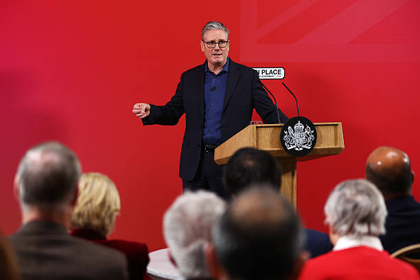 ST LEONARDS ON SEA INGGRIS   5 Februari 2026 Perdana Menteri Inggris Keir Starmer menjawab pertanyaan setelah menyampaikan pidato di Kompleks Olahraga Horntye Park pada 5 Februari 2026 di St Leonards on Sea Inggris Raya Perdana Menteri mengumumkan pendanaan baru sebesar £800 juta untuk daerah daerah miskin dan berbicara tentang perlunya Inggris yang layak dan toleran Foto oleh Peter NichollsGetty Images