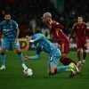 Bek AS Roma bernomor punggung 43 Wesley 2R berebut bola dengan penyerang Cagliari bernomor punggung 20 Agustin Albarraci C asal Uruguay selama pertandingan sepak bola Serie A Italia antara AS Roma dan Cagliari di Stadion Olimpiade Roma pada 9 Februari 2026 Foto oleh Filippo MONTEFORTE  AFP via Getty Images