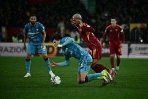 Bek AS Roma bernomor punggung 43 Wesley 2R berebut bola dengan penyerang Cagliari bernomor punggung 20 Agustin Albarraci C asal Uruguay selama pertandingan sepak bola Serie A Italia antara AS Roma dan Cagliari di Stadion Olimpiade Roma pada 9 Februari 2026 Foto oleh Filippo MONTEFORTE  AFP via Getty Images