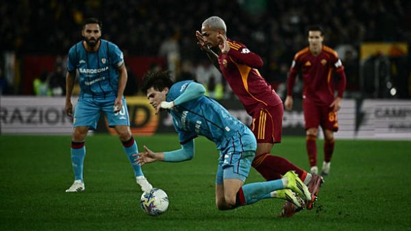 Bek AS Roma bernomor punggung 43 Wesley 2R berebut bola dengan penyerang Cagliari bernomor punggung 20 Agustin Albarraci C asal Uruguay selama pertandingan sepak bola Serie A Italia antara AS Roma dan Cagliari di Stadion Olimpiade Roma pada 9 Februari 2026 Foto oleh Filippo MONTEFORTE  AFP via Getty Images