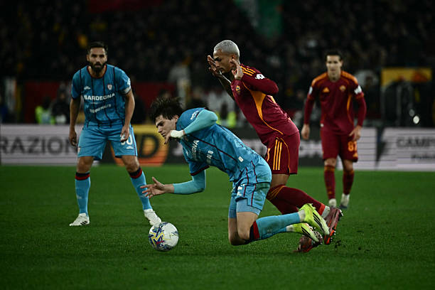 Bek AS Roma bernomor punggung 43 Wesley 2R berebut bola dengan penyerang Cagliari bernomor punggung 20 Agustin Albarraci C asal Uruguay selama pertandingan sepak bola Serie A Italia antara AS Roma dan Cagliari di Stadion Olimpiade Roma pada 9 Februari 2026 Foto oleh Filippo MONTEFORTE  AFP via Getty Images