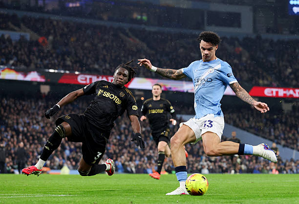 MANCHESTER INGGRIS   11 Februari 2026 Nico OReilly dari Manchester City mencetak gol kedua timnya meskipun mendapat penjagaan ketat dari Calvin Bassey dari Fulham selama pertandingan Liga Premier antara Manchester City dan Fulham di Stadion Etihad di Manchester Inggris Raya Foto oleh Lee Parker   CameraSport via Getty Images
