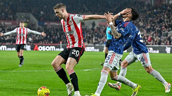 BRENTFORD INGGRIS   12 Februari Kristoffer Ajer dari Brentford berduel dengan Piero Hincapie dari Arsenal selama pertandingan Liga Premier antara Brentford dan Arsenal di Stadion Komunitas Gtech pada 12 Februari 2026 di Brentford Inggris Foto oleh Vince MignottMB MediaGetty Images