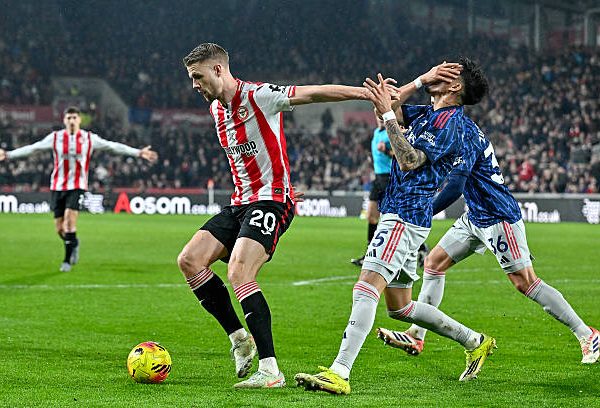 BRENTFORD, INGGRIS - 12 Februari: Kristoffer Ajer dari Brentford berduel dengan Piero Hincapie dari Arsenal selama pertandingan Liga Premier antara Brentford dan Arsenal di Stadion Komunitas Gtech pada 12 Februari 2026 di Brentford, Inggris. (Foto oleh Vince Mignott/MB Media/Getty Images)