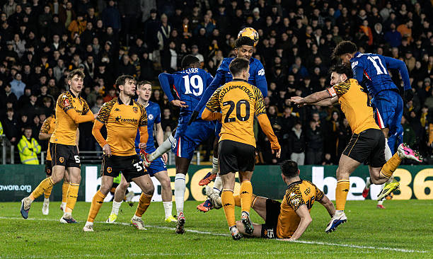 HULL, INGGRIS - 13 Februari: Andrey Santos dari Chelsea menyundul bola ke gawang selama pertandingan putaran keempat Piala FA Emirates antara Hull City dan Chelsea pada 13 Februari 2026 di Hull, Inggris. (Foto oleh Andrew Kearns - CameraSport via Getty Images)