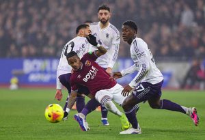 LONDON INGGRIS   10 Februari Crysencio Summerville dari West Ham United beraksi dengan Kobbie Mainoo dari Manchester United selama pertandingan Liga Premier antara West Ham United dan Manchester United di Stadion London pada 10 Februari 2026 di London Inggris Foto oleh Marc AtkinsGetty Images
