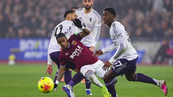 LONDON INGGRIS   10 Februari Crysencio Summerville dari West Ham United beraksi dengan Kobbie Mainoo dari Manchester United selama pertandingan Liga Premier antara West Ham United dan Manchester United di Stadion London pada 10 Februari 2026 di London Inggris Foto oleh Marc AtkinsGetty Images