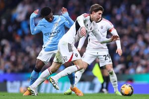 MANCHESTER INGGRIS   14 Februari Ryan McAidoo dari Manchester City dan Josh Austerfield dari Salford City selama pertandingan putaran keempat Piala FA Emirates antara Manchester City dan Salford City pada 14 Februari 2026 di Manchester Inggris Foto oleh Robbie Jay Barratt   AMAGetty Images