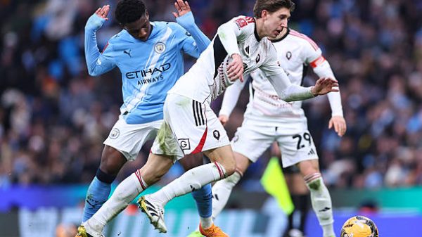 MANCHESTER INGGRIS   14 Februari Ryan McAidoo dari Manchester City dan Josh Austerfield dari Salford City selama pertandingan putaran keempat Piala FA Emirates antara Manchester City dan Salford City pada 14 Februari 2026 di Manchester Inggris Foto oleh Robbie Jay Barratt   AMAGetty Images