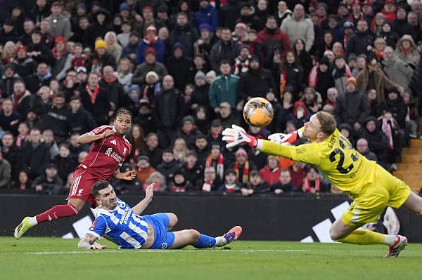 Rio Ngumoha dari Liverpool mencetak gol keempat timnya dalam pertandingan tersebut, tetapi dinyatakan offside selama pertandingan putaran keempat Piala FA Emirates di Anfield, Liverpool. Tanggal foto: Sabtu, 14 Februari 2026. (Foto oleh Peter Byrne/PA Images via Getty Images)