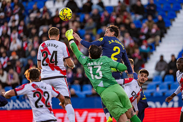 Pemain Rayo Vallecano dari kiri ke kanan Florian Lejeune dan Augusto Batalla berebut bola melawan Jose Maria Gimenez dari Atletico de Madrid kanan saat pertandingan sepak bola LaLiga EA Sports antara Rayo Vallecano dan Atletico de Madrid di Estadio Ontime Butarque di Leganes Spanyol pada 15 Februari 2026 Foto oleh Alberto GardinNurPhoto via Getty Images