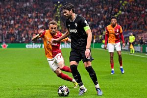 ISTANBUL TURKI   17 Februari Kiri Noa Lang dari Galatasaray AS Manuel Locatelli dari Juventus FC selama pertandingan Liga Champions UEFA antara Galatasaray vs Juventus di Stadion Turk Telekom pada 17 Februari 2026 di Istanbul Turki Foto oleh Gerrit van KeulenSoccratesGetty Images