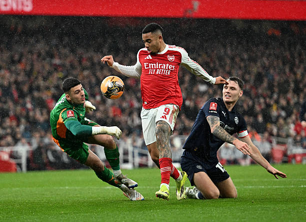 LONDON INGGRIS   15 Februari Gabriel Jesus dari Arsenal berhadapan dengan Sam Tickle dan Jason Kerr dari Wigan selama pertandingan putaran keempat Piala FA Emirates antara Arsenal dan Wigan Athletic pada 15 Februari 2026 di London Inggris Foto oleh David PriceArsenal FC via Getty Images