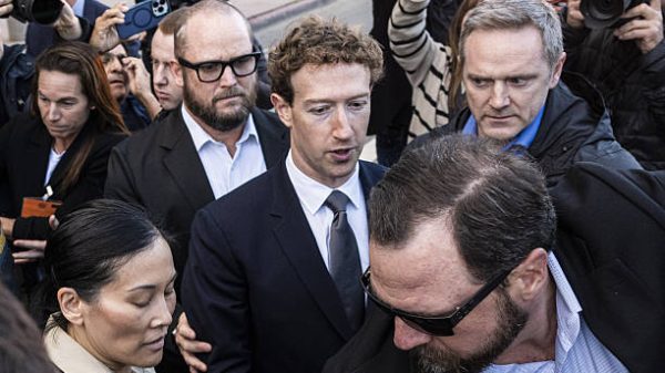 LOS ANGELES AMERIKA SERIKAT   19 Februari CEO Meta Mark Zuckerberg meninggalkan Gedung Pengadilan Federal di pusat kota Los Angeles setelah membela perusahaannya dalam persidangan penting terkait kecanduan media sosial di Los Angeles Amerika Serikat pada 19 Februari 2026 Foto oleh Jon PutmanAnadolu via Getty Images