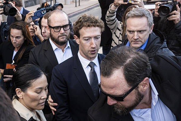 LOS ANGELES AMERIKA SERIKAT   19 Februari CEO Meta Mark Zuckerberg meninggalkan Gedung Pengadilan Federal di pusat kota Los Angeles setelah membela perusahaannya dalam persidangan penting terkait kecanduan media sosial di Los Angeles Amerika Serikat pada 19 Februari 2026 Foto oleh Jon PutmanAnadolu via Getty Images