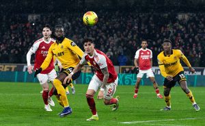 WOLVERHAMPTON INGGRIS   18 Februari 2026 Tolu Arokodare dari Wolverhampton Wanderers berduel dengan Piero Hincapie dari Arsenal selama pertandingan Liga Premier antara Wolverhampton Wanderers dan Arsenal di Molineux pada 18 Februari 2026 di Wolverhampton Inggris Raya Foto oleh Andrew Kearns   CameraSport via Getty Images