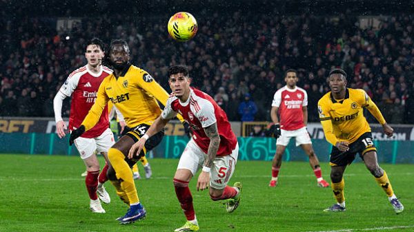 WOLVERHAMPTON INGGRIS   18 Februari 2026 Tolu Arokodare dari Wolverhampton Wanderers berduel dengan Piero Hincapie dari Arsenal selama pertandingan Liga Premier antara Wolverhampton Wanderers dan Arsenal di Molineux pada 18 Februari 2026 di Wolverhampton Inggris Raya Foto oleh Andrew Kearns   CameraSport via Getty Images