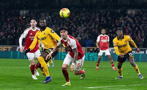 WOLVERHAMPTON INGGRIS   18 Februari 2026 Tolu Arokodare dari Wolverhampton Wanderers berduel dengan Piero Hincapie dari Arsenal selama pertandingan Liga Premier antara Wolverhampton Wanderers dan Arsenal di Molineux pada 18 Februari 2026 di Wolverhampton Inggris Raya Foto oleh Andrew Kearns   CameraSport via Getty Images