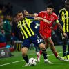 NGolo Kante dari Fenerbahce SK Levent Mercan dari Fenerbahce SK dan Morgan Gibbs White dari Nottingham Forest FC berebut bola selama pertandingan Fenerbahce SK dan Nottingham Forest FC saling berhadapan di leg pertama babak play off KO Liga Europa UEFA 202526 Pertandingan berlangsung di Stadion Chobani Fenerbahce Sukru Saracoglu pada 19 Februari 2026 Foto oleh Burak Basturk  Middle East Images  AFP via Getty Images