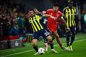 NGolo Kante dari Fenerbahce SK Levent Mercan dari Fenerbahce SK dan Morgan Gibbs White dari Nottingham Forest FC berebut bola selama pertandingan Fenerbahce SK dan Nottingham Forest FC saling berhadapan di leg pertama babak play off KO Liga Europa UEFA 202526 Pertandingan berlangsung di Stadion Chobani Fenerbahce Sukru Saracoglu pada 19 Februari 2026 Foto oleh Burak Basturk  Middle East Images  AFP via Getty Images