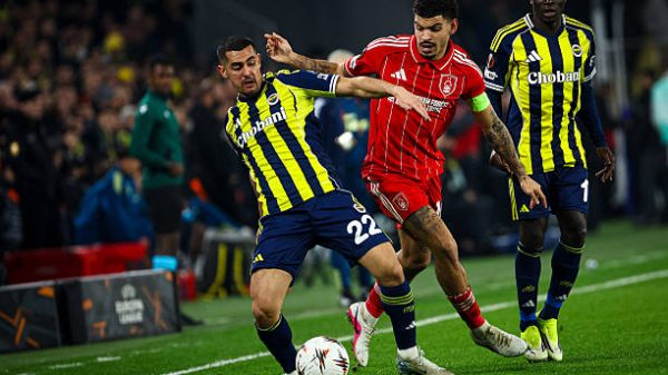 NGolo Kante dari Fenerbahce SK Levent Mercan dari Fenerbahce SK dan Morgan Gibbs White dari Nottingham Forest FC berebut bola selama pertandingan Fenerbahce SK dan Nottingham Forest FC saling berhadapan di leg pertama babak play off KO Liga Europa UEFA 202526 Pertandingan berlangsung di Stadion Chobani Fenerbahce Sukru Saracoglu pada 19 Februari 2026 Foto oleh Burak Basturk  Middle East Images  AFP via Getty Images