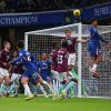 LONDON INGGRIS   21 Februari 2026 Zian Flemming dari Burnley menyundul bola selama pertandingan Liga Premier antara Chelsea dan Burnley di Stamford Bridge pada 21 Februari 2026 di London Inggris Raya Foto oleh Izzy Poles   AMAGetty Images