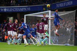 LONDON INGGRIS   21 Februari 2026 Zian Flemming dari Burnley menyundul bola selama pertandingan Liga Premier antara Chelsea dan Burnley di Stamford Bridge pada 21 Februari 2026 di London Inggris Raya Foto oleh Izzy Poles   AMAGetty Images