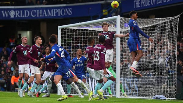 LONDON INGGRIS   21 Februari 2026 Zian Flemming dari Burnley menyundul bola selama pertandingan Liga Premier antara Chelsea dan Burnley di Stamford Bridge pada 21 Februari 2026 di London Inggris Raya Foto oleh Izzy Poles   AMAGetty Images