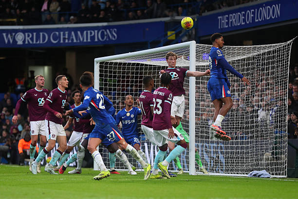 LONDON INGGRIS   21 Februari 2026 Zian Flemming dari Burnley menyundul bola selama pertandingan Liga Premier antara Chelsea dan Burnley di Stamford Bridge pada 21 Februari 2026 di London Inggris Raya Foto oleh Izzy Poles   AMAGetty Images