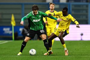 REGGIO EMILIA ITALIA   20 Februari Andrea Pinamonti dari US Sassuolo berebut bola dengan Cheikh Niasse dari Hellas Verona FC selama pertandingan Serie A antara US Sassuolo Calcio dan Hellas Verona FC di Stadion Mapei Città del Tricolore pada 20 Februari 2026 di Reggio Emilia Italia Foto oleh Luca Amedeo BizzarriGetty Images