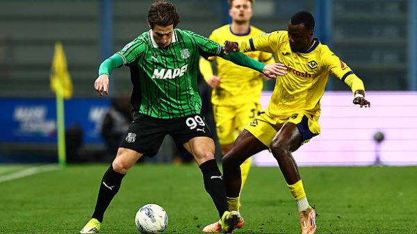 REGGIO EMILIA ITALIA   20 Februari Andrea Pinamonti dari US Sassuolo berebut bola dengan Cheikh Niasse dari Hellas Verona FC selama pertandingan Serie A antara US Sassuolo Calcio dan Hellas Verona FC di Stadion Mapei Città del Tricolore pada 20 Februari 2026 di Reggio Emilia Italia Foto oleh Luca Amedeo BizzarriGetty Images