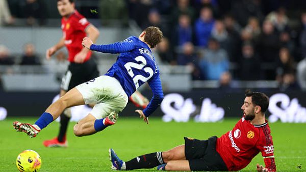 LIVERPOOL INGGRIS   23 Februari 2026 Kiernan Dewsbury Hall dari Everton dilanggar oleh Bruno Fernandes dari Manchester United selama pertandingan Liga Premier antara Everton dan Manchester United di Stadion Hill Dickinson pada 23 Februari 2026 di Liverpool Inggris Foto oleh Chris BrunskillFantasistaGetty Images