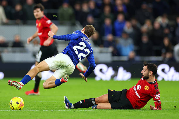 LIVERPOOL INGGRIS   23 Februari 2026 Kiernan Dewsbury Hall dari Everton dilanggar oleh Bruno Fernandes dari Manchester United selama pertandingan Liga Premier antara Everton dan Manchester United di Stadion Hill Dickinson pada 23 Februari 2026 di Liverpool Inggris Foto oleh Chris BrunskillFantasistaGetty Images