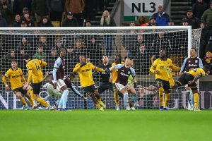 Para pemain Wolverhampton Wanderers bertahan menjelang akhir pertandingan Liga Premier antara Wolverhampton Wanderers dan Aston Villa di Molineux Wolverhampton Inggris pada 27 Februari 2026 Foto oleh Stuart LeggettMI NewsNurPhoto via Getty Images