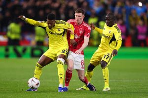 NOTTINGHAM INGGRIS   26 Februari Elliot Anderson dari Nottingham Forest berada di bawah tekanan dari NGolo Kante dan Nelson Semedo dari Fenerbahce selama pertandingan Leg Kedua Play off Knockout Liga Europa UEFA 202526 antara Nottingham Forest FC dan Fenerbahce SK di City Ground pada 26 Februari 2026 di Nottingham Inggris Foto oleh Marc AtkinsGetty Images