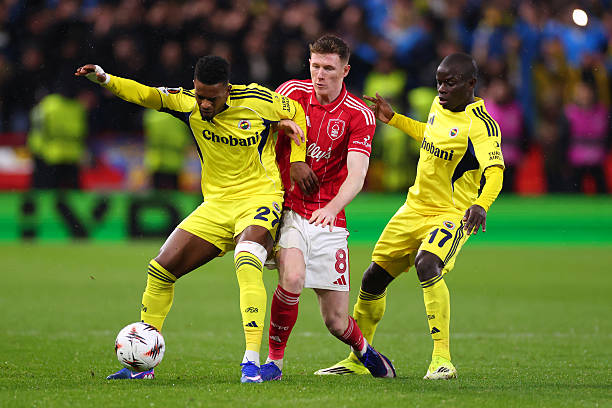 NOTTINGHAM INGGRIS   26 Februari Elliot Anderson dari Nottingham Forest berada di bawah tekanan dari NGolo Kante dan Nelson Semedo dari Fenerbahce selama pertandingan Leg Kedua Play off Knockout Liga Europa UEFA 202526 antara Nottingham Forest FC dan Fenerbahce SK di City Ground pada 26 Februari 2026 di Nottingham Inggris Foto oleh Marc AtkinsGetty Images