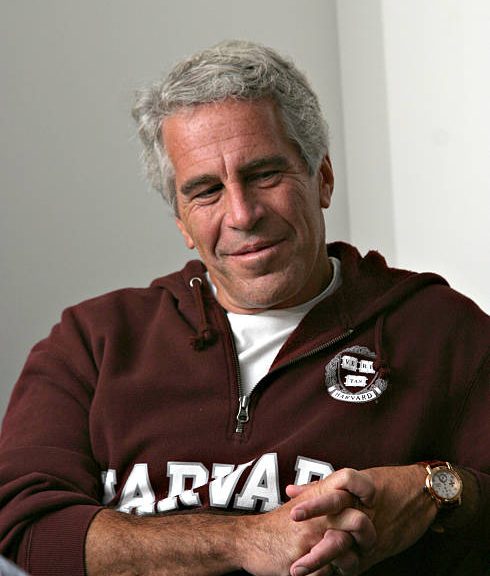 Miliarder Jeffrey Epstein di Cambridge MA pada 8 September 2004 Epstein terhubung dengan beberapa tokoh terkemuka termasuk politisi aktor dan akademisi Epstein dihukum karena melakukan hubungan seksual dengan seorang wanita di bawah umur Foto oleh Rick FriedmanRick Friedman PhotographyCorbis via Getty Images