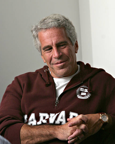 Miliarder Jeffrey Epstein di Cambridge MA pada 8 September 2004 Epstein terhubung dengan beberapa tokoh terkemuka termasuk politisi aktor dan akademisi Epstein dihukum karena melakukan hubungan seksual dengan seorang wanita di bawah umur Foto oleh Rick FriedmanRick Friedman PhotographyCorbis via Getty Images