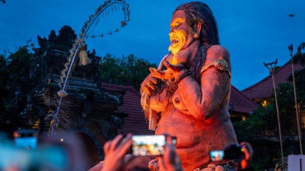 Parade Ogoh Ogoh saat hari Pengerupukan   Sehari sebelum Hari Raya Nyepi di Bali Foto iStockLord Baileys