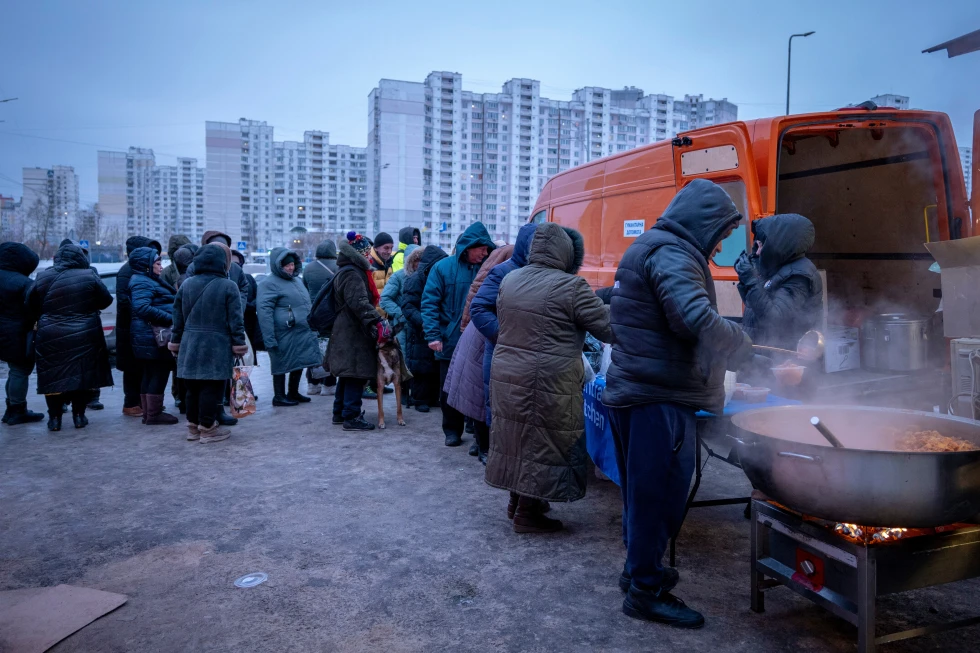 Warga yang mengalami pemadaman listrik di rumah mereka setelah serangan udara Rusia mengantre untuk menerima makanan panas gratis di lingkungan perumahan di Kyiv Ukraina Jumat 30 Januari 2026 AP PhotoDan Bashakov