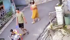 Pencurian paket oleh pria bawa anak di Kampung Pulo Kalibata Pancoran Jakarta Selatan Jaksel Foto Dok X