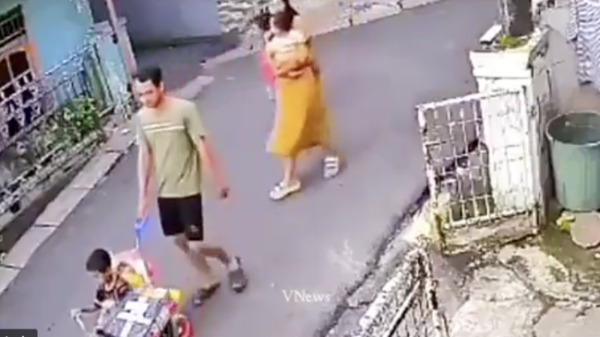 Pencurian paket oleh pria bawa anak di Kampung Pulo Kalibata Pancoran Jakarta Selatan Jaksel Foto Dok X