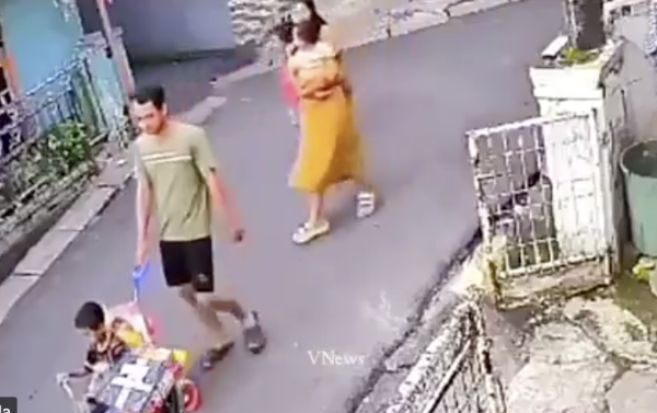 Pencurian paket oleh pria bawa anak di Kampung Pulo Kalibata, Pancoran, Jakarta Selatan (Jaksel). Foto: Dok. X
