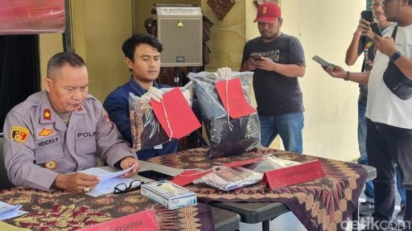 Polisi menunjukkan barang bukti kasus ABG coba perkosa nenek di Gunungkidul Kamis 1222026 Foto Pradito Rida PertanadetikJogja