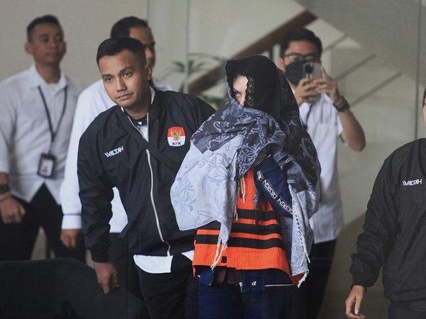 Fadia Arafiq (FAR) diperiksa sekitar pukul 12.13 WIB. Dia tampak mengenakan rompi tahanan berwarna oranye. Foto: Dok. Detik