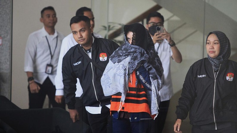 Fadia Arafiq FAR diperiksa sekitar pukul 1213 WIB Dia tampak mengenakan rompi tahanan berwarna oranye Foto Dok Detik