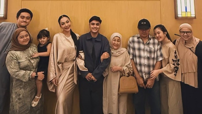 Senyum Ressa Rizky Rossano digandeng dua ibu Denada dan Ratih Foto Instagram denadaindonesia