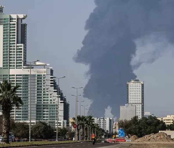 Asap mengepul dari arah instalasi energi di emirat Teluk Fujairah, Uni Emirat Arab, pada 14 Maret 2026 [AFP]