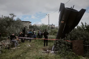 Warga Palestina berkumpul di sekitar puing-puing rudal Iran yang jatuh di desa Kifl Haris, Tepi Barat, Selasa, 24 Maret 2026. (Foto AP/Majdi Mohammed)