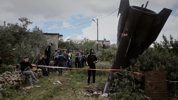 Warga Palestina berkumpul di sekitar puing puing rudal Iran yang jatuh di desa Kifl Haris Tepi Barat Selasa 24 Maret 2026 Foto APMajdi Mohammed